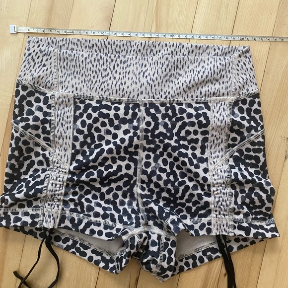 Lululemon liberty shorts leopard print - Picture 7 of 11